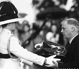 英國插手香港事務(wù) 意欲何為？